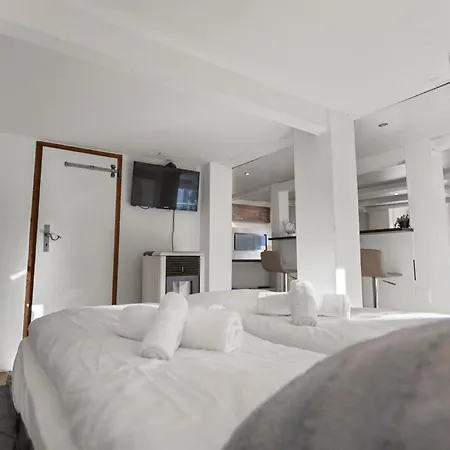 シャレー Historic Charming House 10 Min From